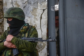 Ozbrojenci stráží ukrajinská kasárna v Simferopolu.