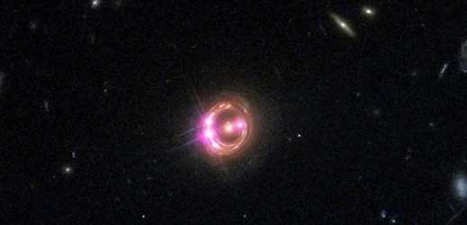 Snímek kvasaru vzniklý kombinací viditelného (cihlová barva) a rentgenového (fialová) záření.