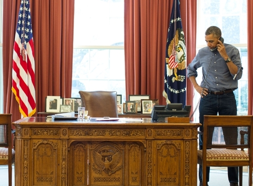 Obama (na snímku) telefonuje s Putinem.