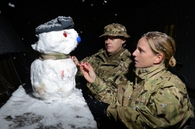 Zimní zábava amerických vojáků v Afghánistánu.