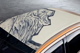 Vytetovaný lvíček na střeše vozu.