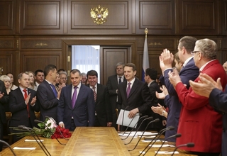 Poslanci ruské dumy vítají potleskem proruské šéfy na Krymu.