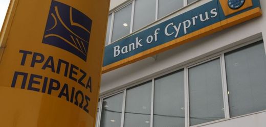 Piraeus Bank jde po pěti letech dluhové krize žádat investory o peníze (logo banky vlevo).