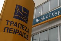 Piraeus Bank jde po pěti letech dluhové krize žádat investory o peníze (logo banky vlevo).