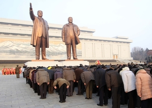 Severokorejci se klaní Kimovi I. a Kimovi II.