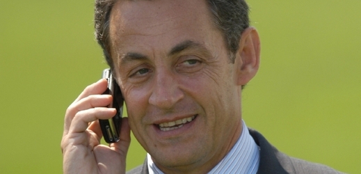 Sarkozy pod dohledem.
