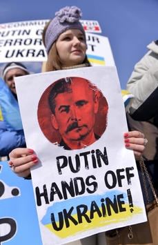 Protesty Ukrajinců proti ruské okupaci Krymu.