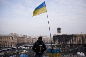 Mladík se dívá na ukrajinské Náměstí nezávislosti (Majdan), kde celá krize začala.