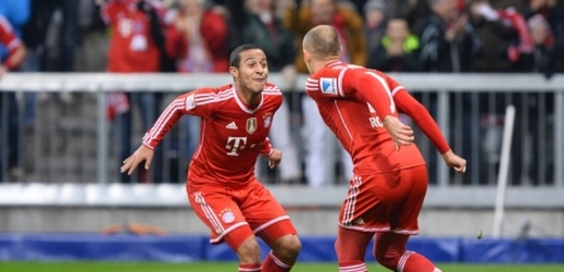 Záložníci Bayernu Thiago Alcantara (vlevo) a  Arjen Robben.