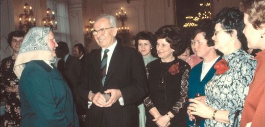 Komunisti MDŽ zbožňovali a nevynechali jedinou příležitost blýsknout se po boku žen, pečlivě vybraných a prověřených. V roce 1980 přijal na Hradě ženskou delegaci tehdejší prezident republiky a generální tajemník ÚV KSČ Gustáv Husák (na snímku).