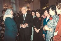 Komunisti MDŽ zbožňovali a nevynechali jedinou příležitost blýsknout se po boku žen, pečlivě vybraných a prověřených. V roce 1980 přijal na Hradě ženskou delegaci tehdejší prezident republiky a generální tajemník ÚV KSČ Gustáv Husák (na snímku).