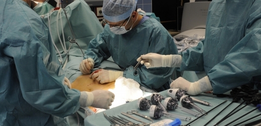 Záběr z robotické operace v Nemocnici Na Homolce. 