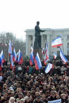 Proruská demonstrace v Simferopolu, v pozadí socha V. I. Lenina.