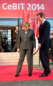 Angela Merkelová s britským premiérem Davidem Cameronem, který je hlavním hostem letošního veletrhu.