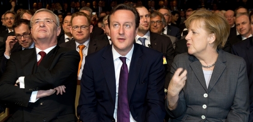 Zleva šéf Volkswagenu Martin Winterkorn, britský premiér David Cameron a německá kancléřka Angela Merkelová.