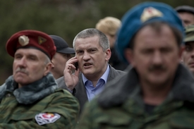Sergej Aksjonov mezi novými krymskými jednotkami.