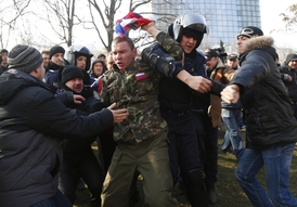 Střety při proruské demonstraci v Doněcku.