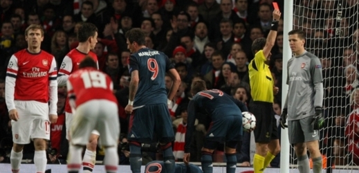 Brankář Arsenalu Szczesný dostává v duelu s Bayernem červenou kartu za faul na Robbena.