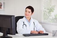 Obyčejná ordinace se u některých pacientů změní na kybernetickou. Místo návštěvy by totiž mohli využít hovoru přes počítač (ilustrační foto).