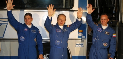 Zleva: Američan Michael Hopkins a Rusové Oleg Kotov a Sergej Rjazaňský.