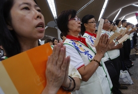 V Malajsii se modlí za osazenstvo zmizelého boeingu.