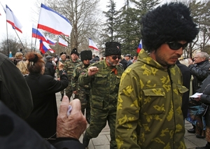 Krymští kozáci před parlamentem v Simferopolu.