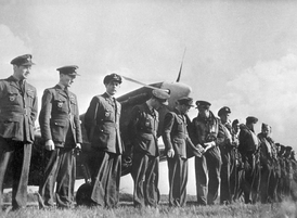Českoslovensští letci v Británii na vojenské přehlídce, 1942.