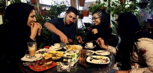 V íránských kavarnách dělají mladí politiku.