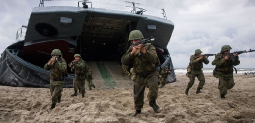 Rusko by Ukrajinu spolklo vojensky jako malinu. Na snímku manévry ruského černomořského loďtsva.