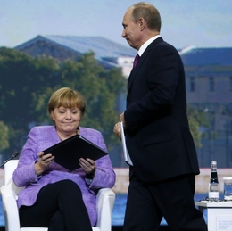 Merkelová má na Putina nejlepší páky. Snímek z Petrohradu roku 2013.