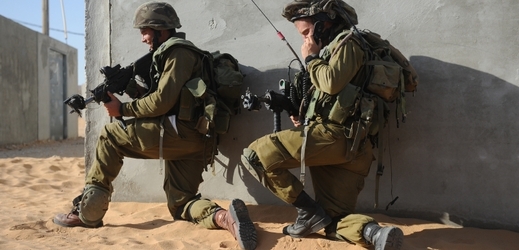 Izraelští vojáci cvičí boj ve městě.