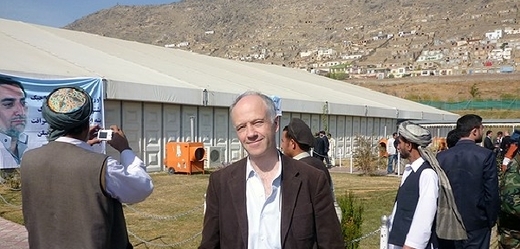 Novinář Nils Horner v Kábulu. 