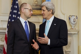 Ukrajinský premiér Arsenij Jaceňuk (vlevo) s americkým ministrem zahraničí Johnem Kerrym.