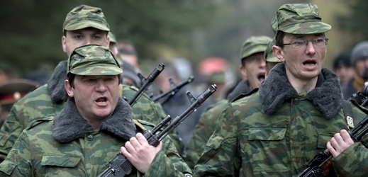 Vojenské manévry jsou podle Ruska jen cvičením (ilustrační foto).