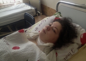 Olesja Žukovská přežila střelu odstřelovače do šíje. Leží v nemocnici v Kyjevě.