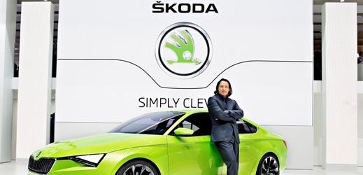 Šéfdesignér Škody Auto Jozef Kabaň pózuje s designovou studií vozu Škoda Vision C na 84. mezinárodním autosalonu v Ženevě.