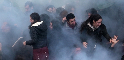 Demonstrující v Istanbulu v oblaích slzného plynu.