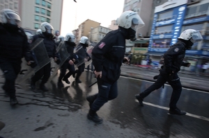 Policie tvrdě zasahuje proti středečním protestům v Istanbulu.