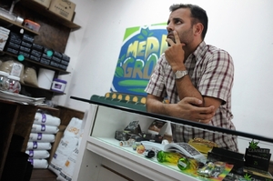Provozovatel cannabis grow shopu v Montevideu čeká na zákazníky. 