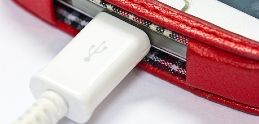Řada výrobců mobilních telefonů v posledních letech přešla na standard v podobě mikro USB konektoru (ilustrační foto).