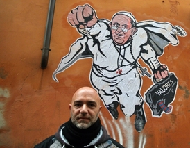 Mauro Pallotta v Římě zobrazil papeže jako supermana.