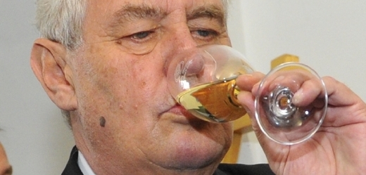Prezident Zeman se svou slabostí pro dobré víno nikterak netají.