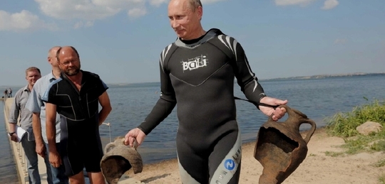 Putin loví z moře amfóry na dohled od Krymu.