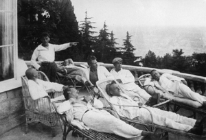 Rolníci se rekreují roku 1925 v carských palácích na Krymu.