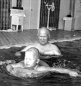 Chruščov s vnukem Nikitou na dovolené na Krymu.