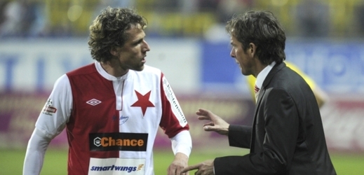 Trenér Slavie Alex Pastoor (vpravo) při zápasové konverzaci se záložníkem Mario Ličkou.