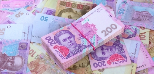 Největší ukrajinská banka Privatbank stanovila denní limit na výběr z účtů na celém území Ukrajiny na 1500 hřiven (cca 3000 Kč).