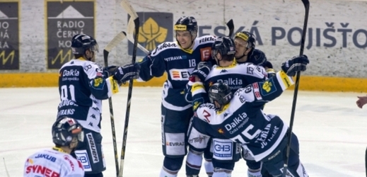 Hokejisté Vítkovic se radují z gólu na ledě Liberce.