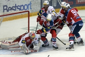 Hokejisté Pardubic se na ledě Slavie ujali vedení v sérii 2:1.