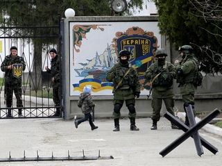 Maskovaní ruští vojáci na Krymu.